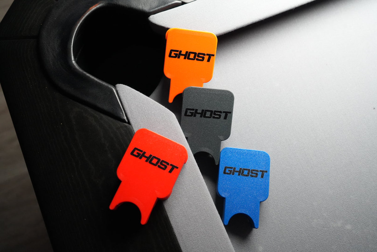 Ghost Folding Cue Holder – 3 Cues Black Logo